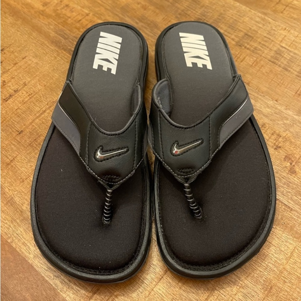 Men’s Nike sandals size 13 in excellent like new condition.